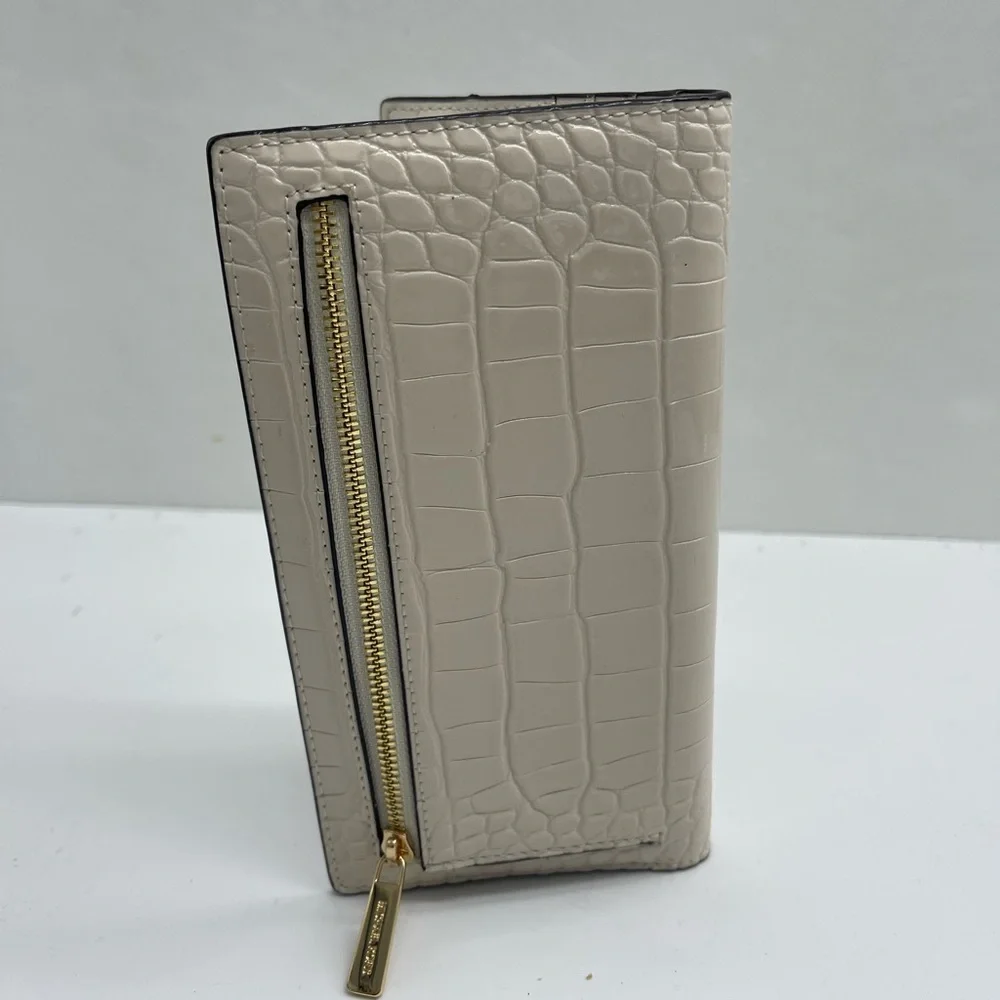 MICHAEL KORS Carson Large Crocodile Embossed Bifold Snap Wallet
Light Cream
NWT - Picture 11 of 16